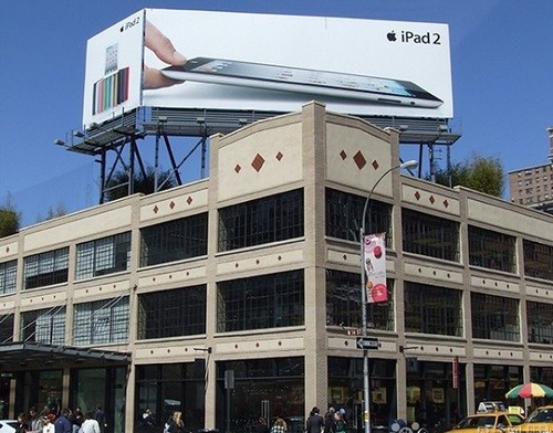 iPad2活力不減紐約蘋(píng)果店高舉廣告牌_筆記本_科技時(shí)代_新浪網(wǎng)